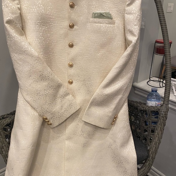 Traditional men Sherwani in pure fabric - Picture 3 of 6
